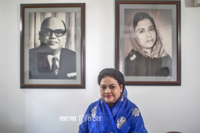 বাবা-মাযের ছবির সামনে সৈয়দা জাকিয়া নূর