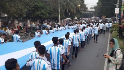 বিশ্বকাপকে ঘিরে ঢাবিতে ভক্তদের উৎসবের আমেজ