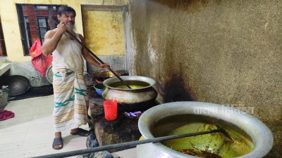 চলছে রান্নাবান্নার কাজ