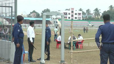 মাঠে নিরাপত্তা তদারকিতে আইনশৃঙ্খলা রক্ষাকারী বাহিনী