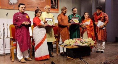 উৎসবে সম্মাননা জানানো হয় বাচিকশিল্পী আশরাফুল আলম ও সঙ্গীতশিল্পী মো. রফিকুল আলমকে