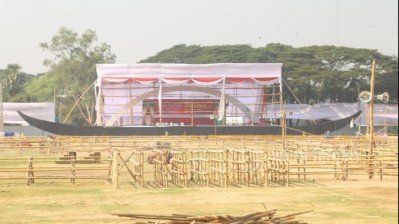 জনসভার মঞ্চ আওয়ামী লীগের দলীয় প্রতীক নৌকার আদলে তৈরি করা হয়েছে