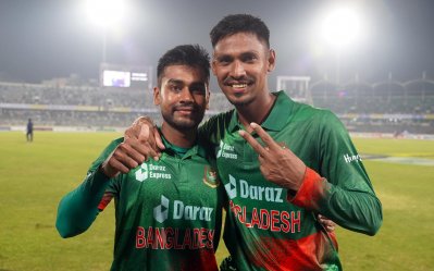 বিশ্বাসের ভেলায় চড়ে অবিশ্বাসের দেয়াল ভাঙলেন মিরাজ