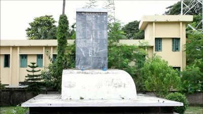 জেলা শহরের শহীদ হাসান চত্বরে স্থাপন করা হয়েছে শহিদ মুক্তিযোদ্ধাদের নামফলক