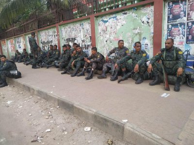 দায়িত্ব পালনের ফাঁকে আনসার সদস্যরা (ফাইল ছবি)