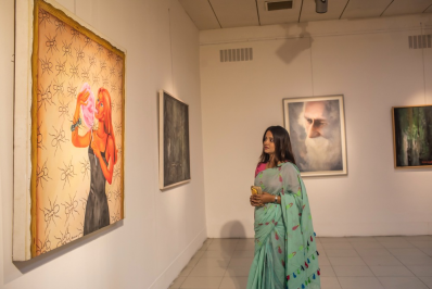 চারুশিল্প দেখছেন একজন দর্শক (ছবি: সাজ্জাদ হোসেন)