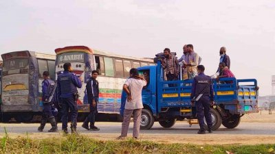  ঢাকাগামী বাস, ব্যক্তিগত গাড়ি, পিকআপভ্যান ও অটোরিকশা থামিয়ে চলছে জিজ্ঞাসাবাদ ও তল্লাশি