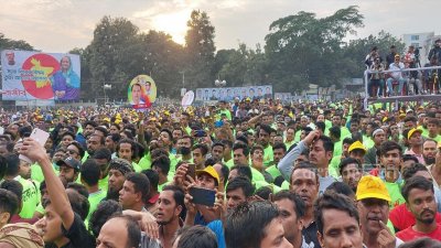 রেডিও কলোনি স্কুল অ্যান্ড কলেজ মাঠে জনসভায় আওয়ামী লীগের নেতাকর্মীরা