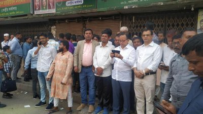 বিএনপির কেন্দ্রীয় কার্যালয়ের সামনে অবস্থান নিয়েছেন নেতাকর্মীরা