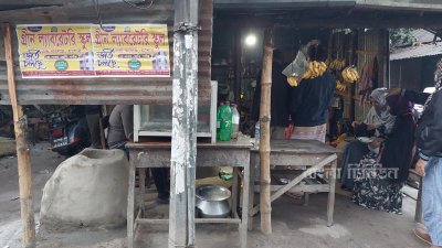 যশোর শহরের অম্বিকা বসু লেনে মা ও ছেলের পিঠাঘর
