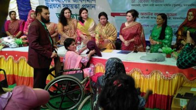 প্রতিবন্ধীদের জীবনমান উন্নয়নে সহায়তা প্রদান করছেন পুনাক সভানেত্রী