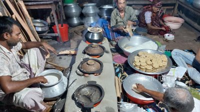 নিয়মিত ছয় জন পিঠা তৈরির কাজ করছেন