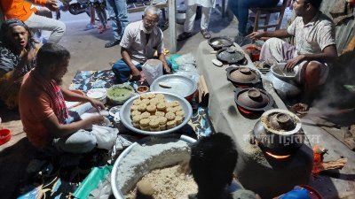 প্রতিদিন আট হাজার টাকার পিঠা বেচাকেনা হয়