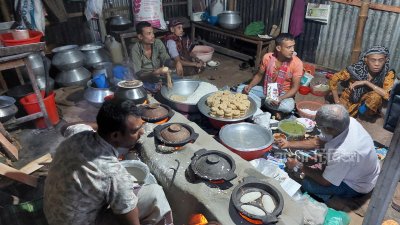 মা ও ছেলের পিঠাঘর