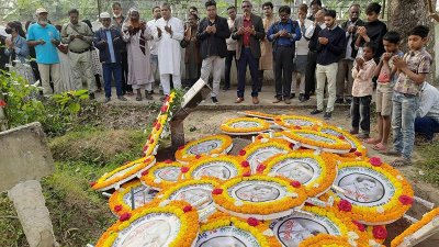 আমজাদ হোসেনের কবরে পুষ্পার্ঘ্য অর্পণ করে বিভিন্ন প্রতিষ্ঠান ও সামাজিক-সাংস্কৃতিক সংগঠন