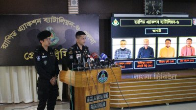 প্রেস ব্রিফিংয়ে কথা বলছেন র&zwj;্যাব-৬-এর পরিচালক লে. কর্নেল মোহাম্মদ মোসতাক আহমদ