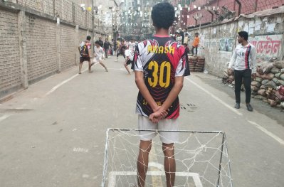 বিজয় দিবসে পুরান ঢাকার অলিগলিতে ফুটবল টুর্নামেন্ট