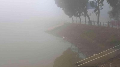 ঘন কুয়াশায় ঢাকা পড়েছে চারপাশ