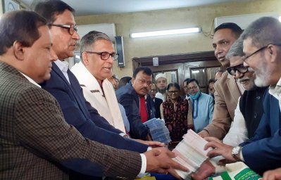 সম্মেলনের কাউন্সিলর ও ডেলিগেট কার্ড সংগ্রহ করছেন স্থানীয় নেতা ও তাদের প্রতিনিধিরা
