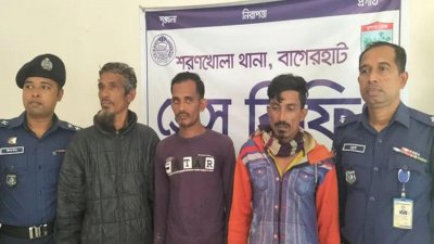 ১১ জেলেকে উদ্ধারের পর প্রেস ব্রিফিং করেন বাগেরহাটের পুলিশ সুপার কে এম আরিফুল হক