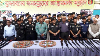 এ পর্যন্ত ২৬টি বাহিনীর ২৭৪ বন ও জলদস্যু অস্ত্র জমা দিয়ে আত্মসমর্পণ করেছেন, আত্মসমর্পণ অনুষ্ঠানে ছিলেন স্বরাষ্ট্রমন্ত্রী আসাদুজ্জামান খান