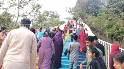 ছুটির দিনে চট্টগ্রামের বিনোদন কেন্দ্রে মানুষের ঢল