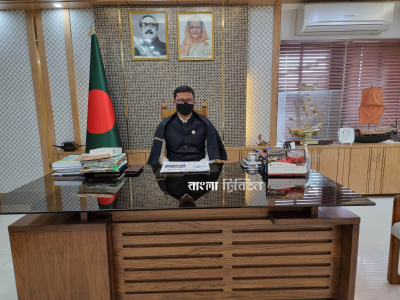 নিজের দফতরে খালিদ মাহমুদ চৌধুরী