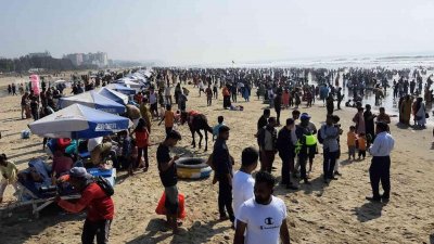 কক্সবাজারে সাড়ে ৩ লাখ পর্যটক