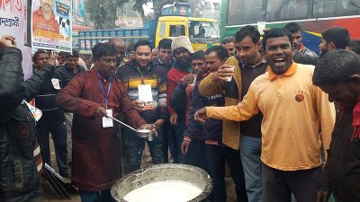 গাভি প্রতীকের প্রার্থী ভোটারদের পান করাচ্ছেন গরম দুধ