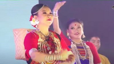 সাংস্কৃতিক অনুষ্ঠানে গানে সুর মেলালেন শেখ হাসিনা