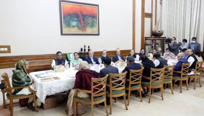 আওয়ামী লীগের নতুন সভাপতিমণ্ডলীর প্রথম সভায় দলের সভাপতি ও প্রধানমন্ত্রী শেখ হাসিনা