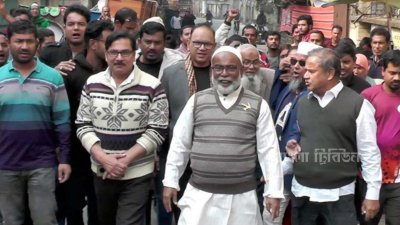 প্রচারণার শেষ দিনে গণসংযোগ করেন জাতীয় পার্টির মেয়র প্রার্থী মোস্তাফিজার রহমান