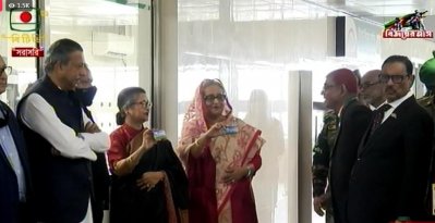 মেট্রোরেলের প্ল্যাটফর্মে টিকিট কাটেন প্রধানমন্ত্রী শেখ হাসিনা ও বঙ্গবন্ধুর কনিষ্ঠ কন্যা শেখ রেহানা
