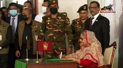 মেট্রোরেল উদ্বোধনের সবুজ পতাকায় শুভেচ্ছা বার্তা লিখেন প্রধানমন্ত্রী শেখ হাসিনা 