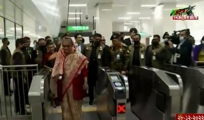 টিকিট পাঞ্চ করে কমপার্টমেন্টে আসেন প্রধানমন্ত্রী শেখ হাসিনা 