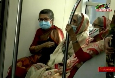 মেট্রোরেলে প্রধানমন্ত্রী শেখ হাসিনা ও শেখ রেহানা