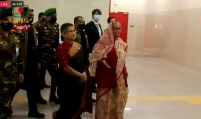 মেট্রোরেলের প্ল্যাটফর্মে প্রধানমন্ত্রী