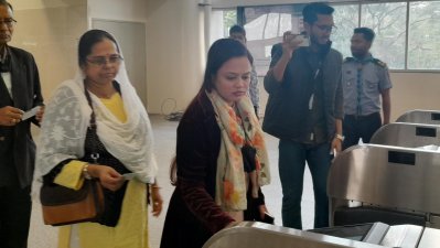 মেট্রোরেলের টিকিটের জন্য যাত্রীদের লাইন