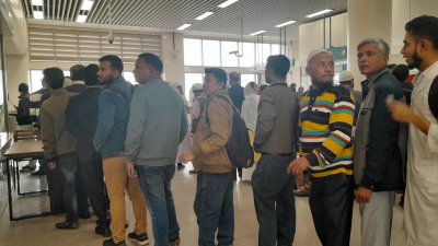 মেট্রোরেলের টিকিটের জন্য যাত্রীদের লাইন