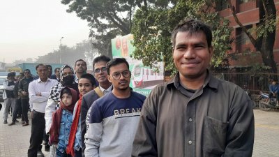 মেট্রোরেলে ওঠার জন্য লাইনে দাঁড়াতে হলেও অখুশি ছিলেন না যাত্রীরা 