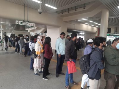 মেট্রোরেলের টিকিট পেতে যাত্রীদের অপেক্ষা