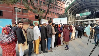 আগাওগাঁওয়ে মেট্রোরেলে ওঠার জন্য যাত্রীদের দীর্ঘ লাইন 