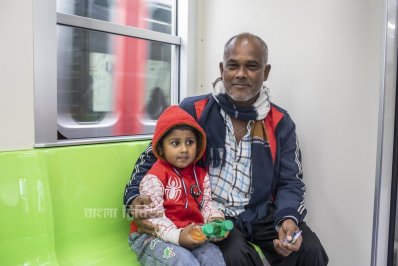 ছবিতে প্রথম দিনের মেট্রোযাত্রা