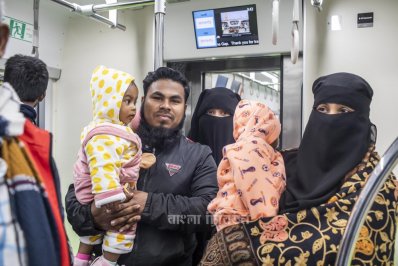 ছবিতে প্রথম দিনের মেট্রোযাত্রা