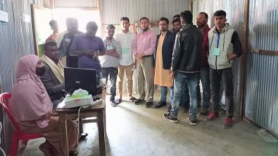হাফেজিয়া মাদ্রাসায় ভোটকেন্দ্র, দাঁড়িয়ে কাজ করলেন পোলিং এজেন্টরা