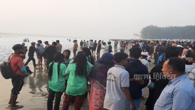 বিকালে লাল সূর্য যখন ধীরে ধীরে সমুদ্রের বুকে অস্তমিত হচ্ছিল, তখন সবাই মেতে ওঠেন আনন্দ-উচ্ছ্বাসে
