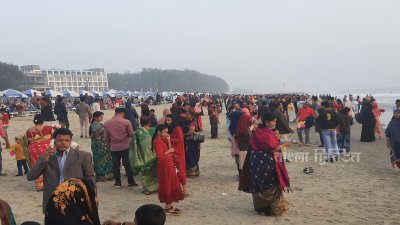 পর্যটকদের কোলাহল ও পদচারণায় মুখর হয়ে উঠেছিল সমুদ্রসৈকত