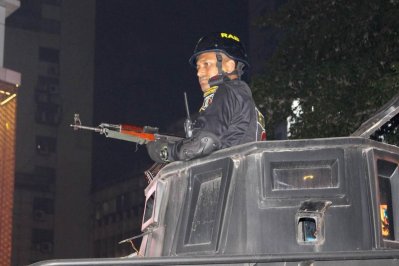 বিভিন্ন সড়কে নিয়ন্ত্রণ করা হচ্ছে যান চলাচল