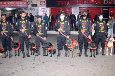 বিভিন্ন সড়কে নিয়ন্ত্রণ করা হচ্ছে যান চলাচল