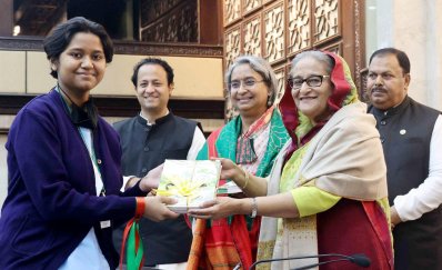 শিক্ষার্থীদের হাতে বই তুলে দিয়ে পাঠ্যপুস্তক বিতরণ কার্যক্রমের উদ্বোধন করেন প্রধানমন্ত্রী শেখ হাসিনা (ছবি: ফোকাস বাংলা)